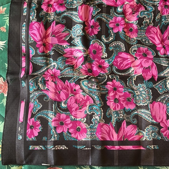 beautiful vintage scarf - Picture 2 of 7